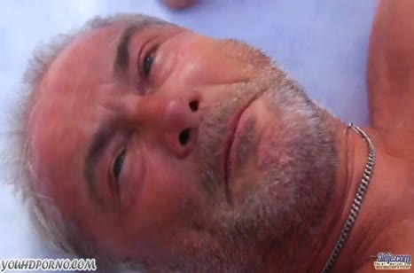 Молодая сучка позарилась на стояк взрослого мужика