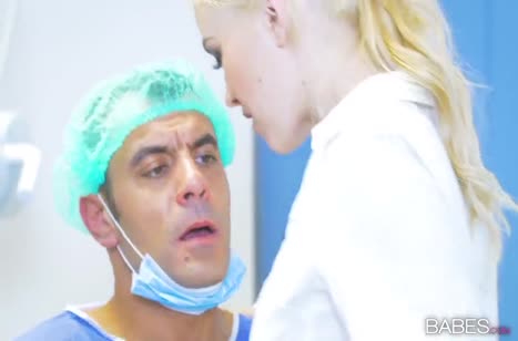 Доктор усыпил пациента и трахнул сексуальную медсестру