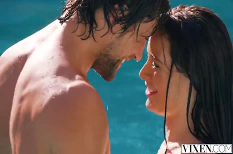 Туристка Lana Rhoades весело проводит время после бассейна