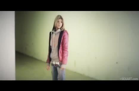 Парень прокатил Gina Gerson на члене в подземной парковке