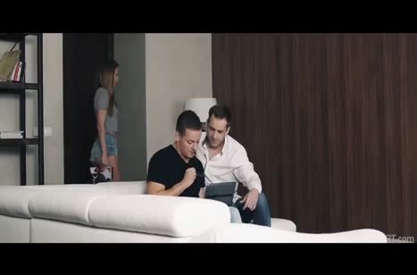 Подруга отвлекла парня от дел и соблазнила его на соитие