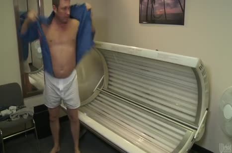 Развратная администратор шпилится со своим клиентом в солярии #1