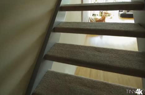 После гигантского дилдо худенькую сучку натянули на кукан #1