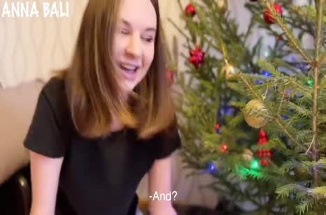 Молодая телка снимает с другом новогодний секс у елки #2