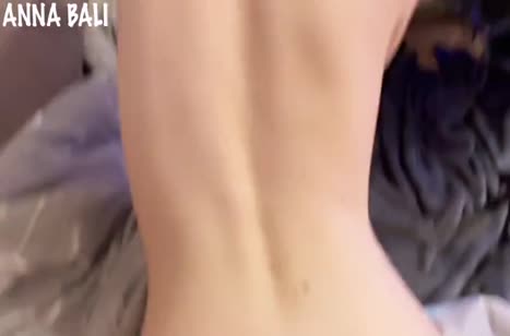 Молодая телка снимает с другом новогодний секс у елки #5