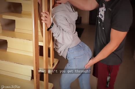 Девушка во время уборки застряла и паренек чпокнул ее #4