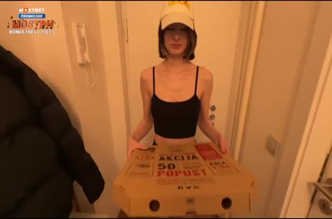 Доставщице пиццы пришлось отрабатывать косяк