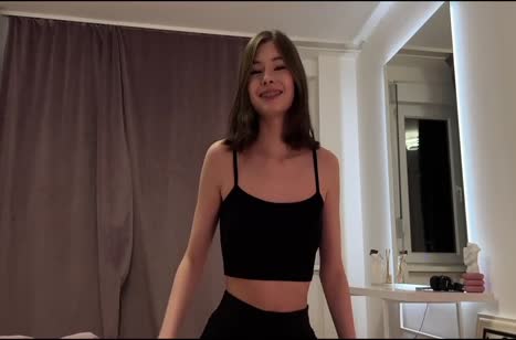 Молодая гостья быстро впустила парня в себя