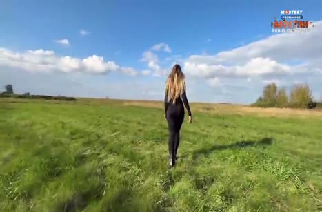 Спутница одела на прогулку обтягивающий костюм