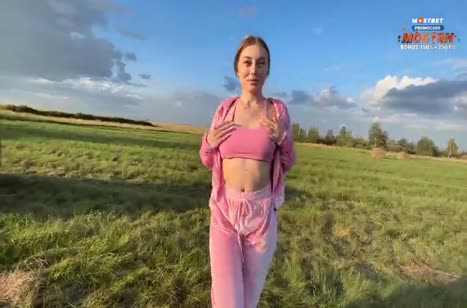 Жена оголяется перед мужем посреди поля