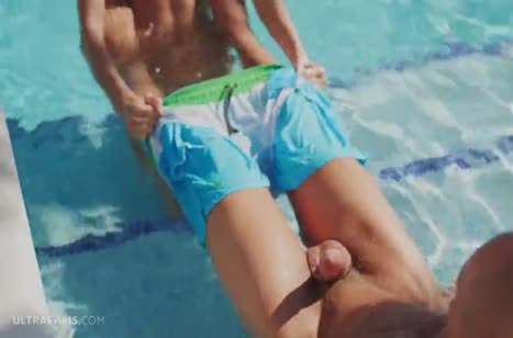 Влажная Gina Gerson классно шпилится с лысым прямо в бассейне