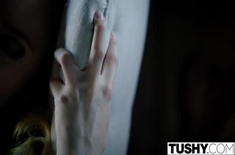 Коллега тренирует свою попку после рабочего дня