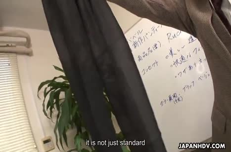 Азиатская коллега без проблем устраивает оргию на работе