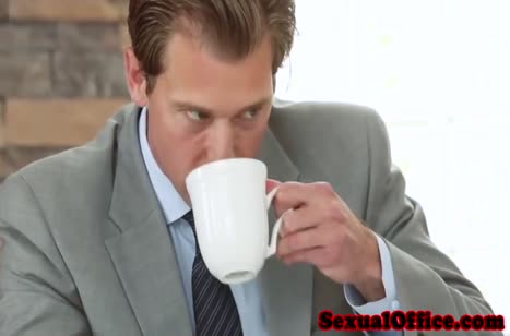 Офисная шлюшка сама напрашивается на член коллеги