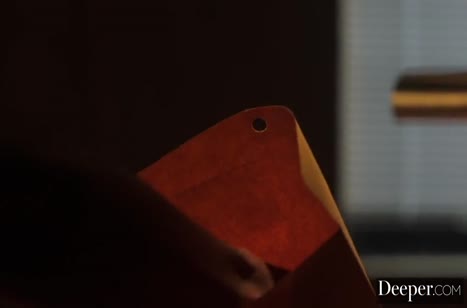 Негр натягивает худую блондинку на диване