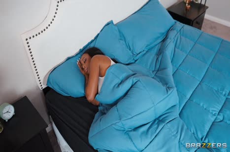 Сисястая негритянка прыгает на большом члене