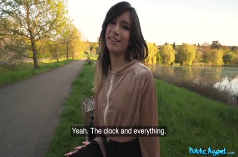 Чувак познакомился с симпотной брюнеткой на прогулке