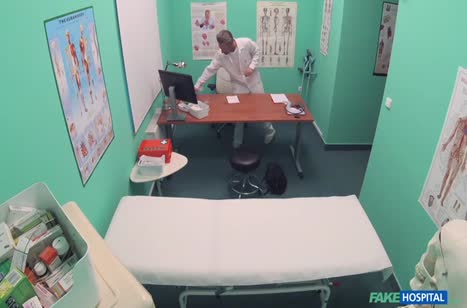 Наглый врач трахнул свою симпатичную пациентку перед камерой