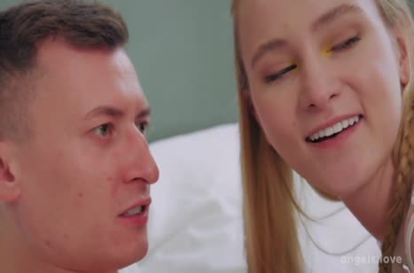 Студентки нежно ласкаются с другом и хотят нежной групповухи