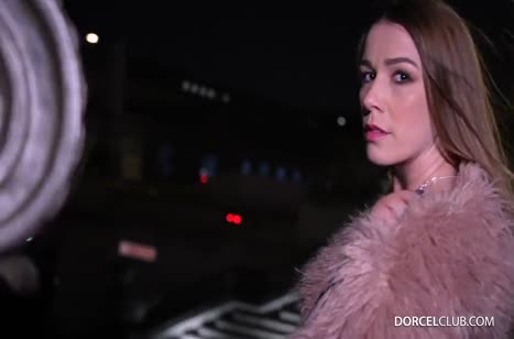 Alexis Crystal одела секс наряд и ждет чувственного траха