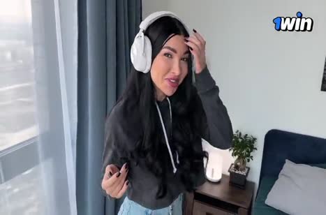 Сводная сестра соблазнительно крутила попкой и не заметила брата