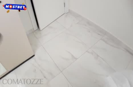 Фитоняшка с большой попой в открытую светит булками