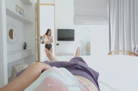 Брюнетка решила помочь чуваку с дрочкой #2