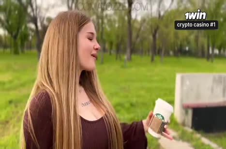 Самка с большими дойками снимает домашнюю порку