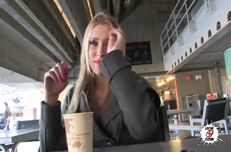 Блондинка в эротичных леггинсах согласилась пойти в гости #1