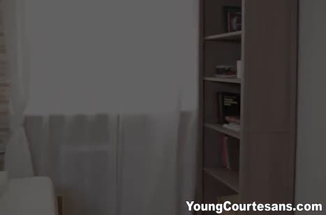 Друг по переписке быстро прискакал на зов красотки