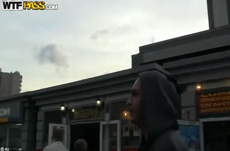 Симпотная русская бабенка справилась с двумя пенисами