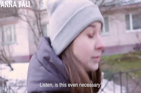 Молодая студентка с ходу начала сосать своему другу хер