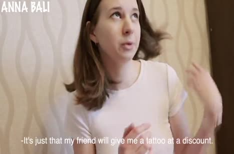 Молодая русская давалка раздвинула ноги за деньги