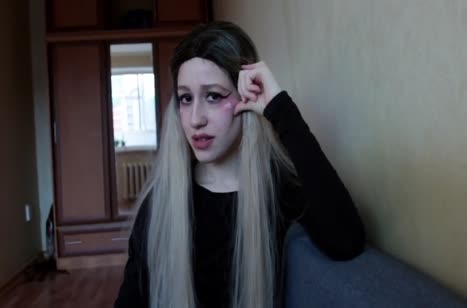 Беловолосая телочка трудится дырочками перед камерой