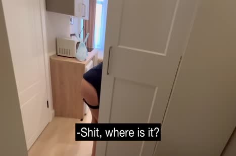 Пьяная соседка смачно делает минет в коридоре