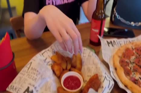 После пива девушка готова к чему то интересному