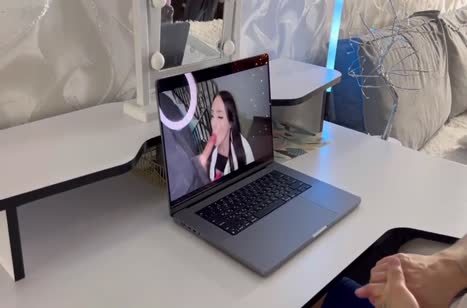 Застала парня с порнухой и захотела с ним порезвиться