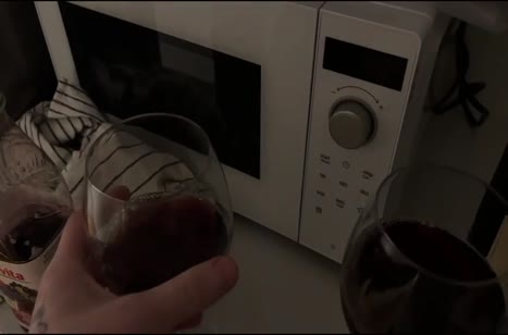 Выпившая гостья быстро пустила в свою киску