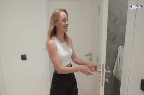 Муженек усердно доставляет жене блондинке наслаждение