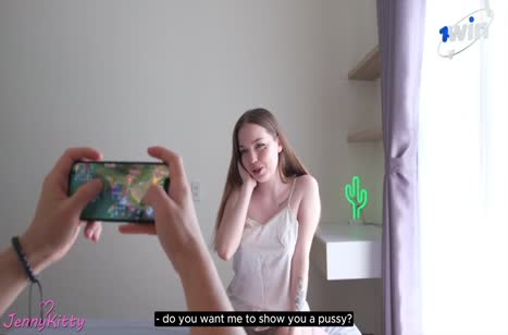 Девушка смогла отвлечь парня от телефона