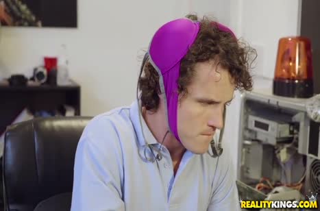 Задрот компьютерщик наколдовал себе роскошную девушку