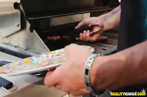 Перед шашлычком мужик трахнул во дворе Skyla Novea