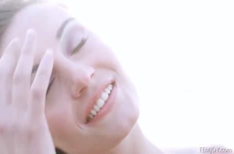 Милые девушки и без парней получают сексуальное удовольствие