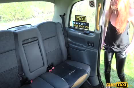 Туристка в латексных леггинсах расплачивается за такси натурой #3