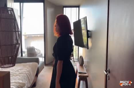 Соседка фитоняшка быстро начала раздеваться перед парнем