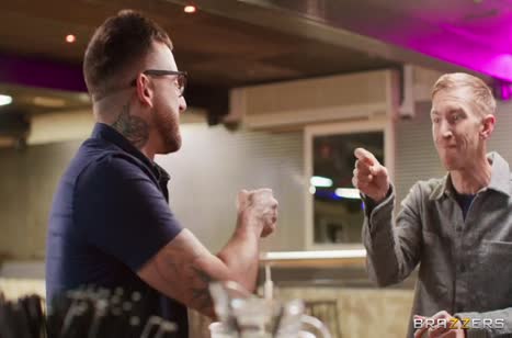 Неформалку с розовыми волосами дерут во всех ракурсах