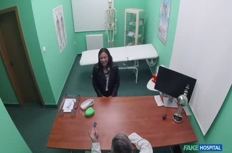 Брюнетку мощно трахнули на приеме у врача перед камерой #1