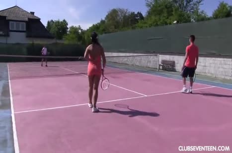 После игры развратные теннисистки устроили трах на корте