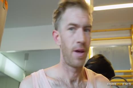 Фитоняшка с большой задницей дала мужику прямо в спортзале