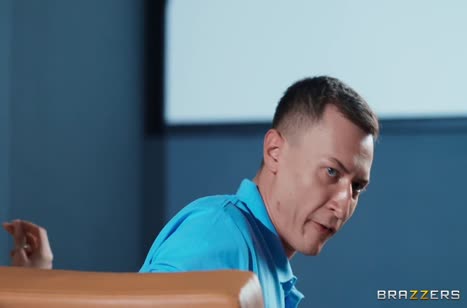 Рыжеволосая нимфетка запрыгнула на парня прямо в кино